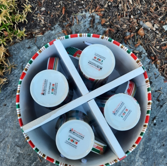 Maxwell and Williams vintage set of four Christmas mugs in box! - Picture 2 of 5